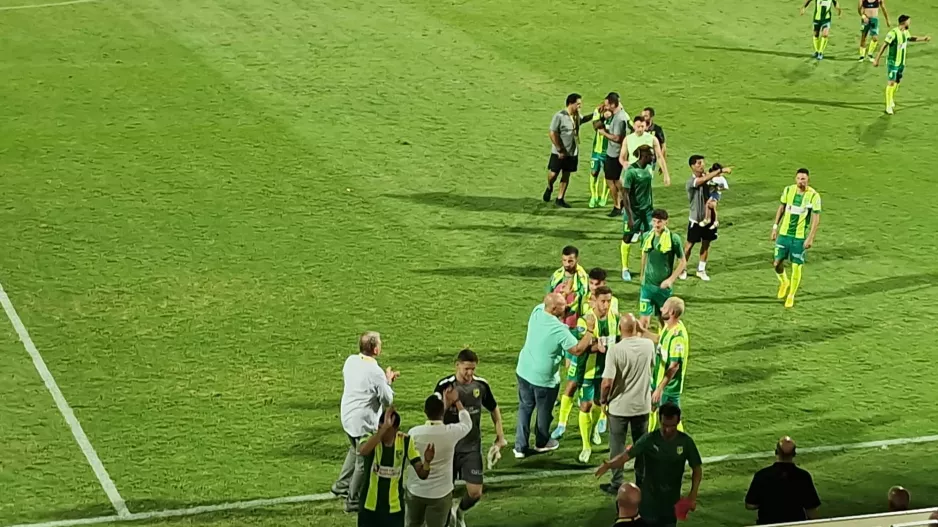 (Βίντεο kerkida) Χειροκρότησαν έναν-έναν τους παίκτες Καραπατάκης και Λευκαρίτης