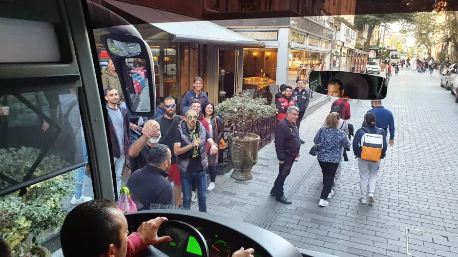 (Φώτος) Με συνοδεία αστυνομίας στην Αγιά Σοφιά οι οπαδοί της ΑΕΚ 