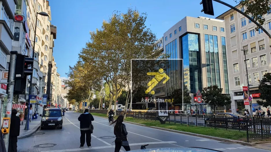 (Φώτος - Μέρα αγώνα) Πρωινό στη Πόλη 
