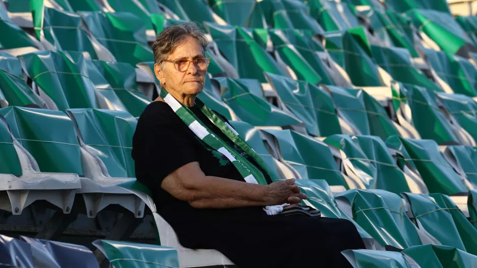 Η γιαγιά Μαρία, η γιαγιά... της Ομόνοιας έζησε μια σπουδαία ποδοσφαιρική εμπειρία!