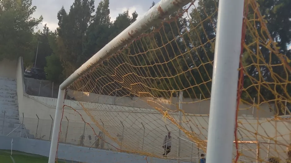 Καταγγελίες/ "Δεν λέγεται ποδόσφαιρο αγώνας με 2 μπάλες μόνο, χωρίς αρκετά ball boys και γήπεδο ακατάλληλο"