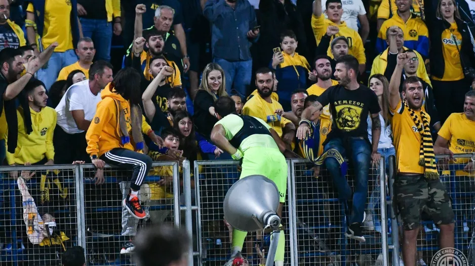 Στα κάγκελα ο Μούριελ έγινε "ένα" με τους ΑΕΛίστες! 