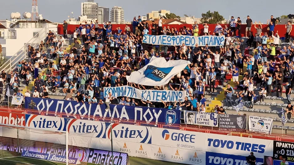Στα γαλάζια το πέταλο: "Στο λεωφορείο μπαίνω, κομμάτια κατεβαίνω" (φώτο)