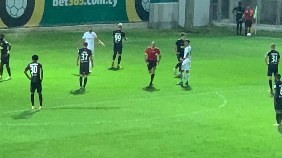 Πέναλτι και κόκκινη μέσω on field review