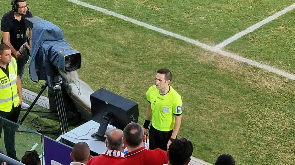 5 (!!!) λεπτά καθυστέρηση, onfield review και τελικά... οφσάιντ!