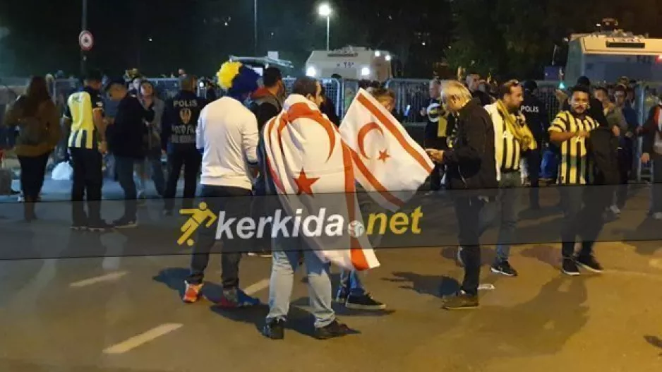 Σημαίες του ψευδοκράτους και κασκόλ προς πώληση έξω από το γήπεδο