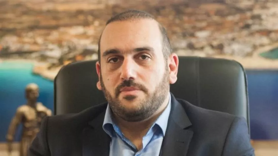 Στα μπλε ο Υπουργός: "Πάντα πιστοί. Στις χαρές και στις λύπες" (φώτο)