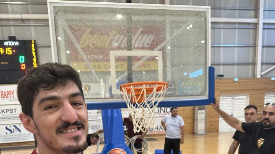 Κατεδάφισε τη μπασκέτα!