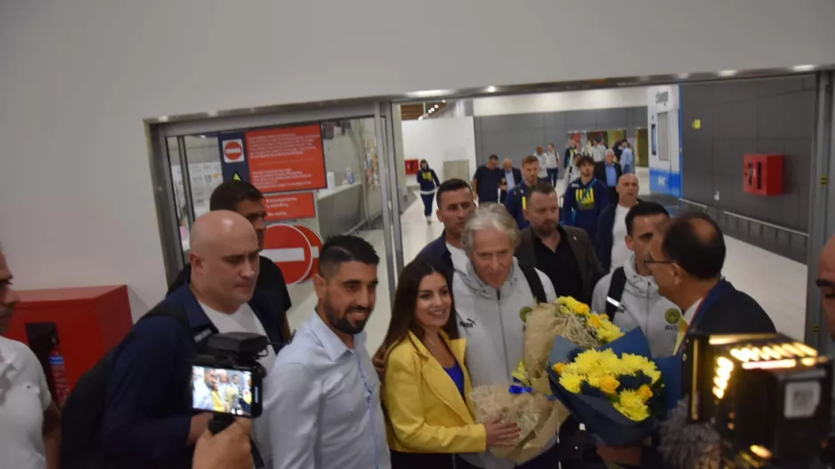 Υποδοχή για Φενέρ στο αεροδρόμιο Λάρνακας (φώτος)