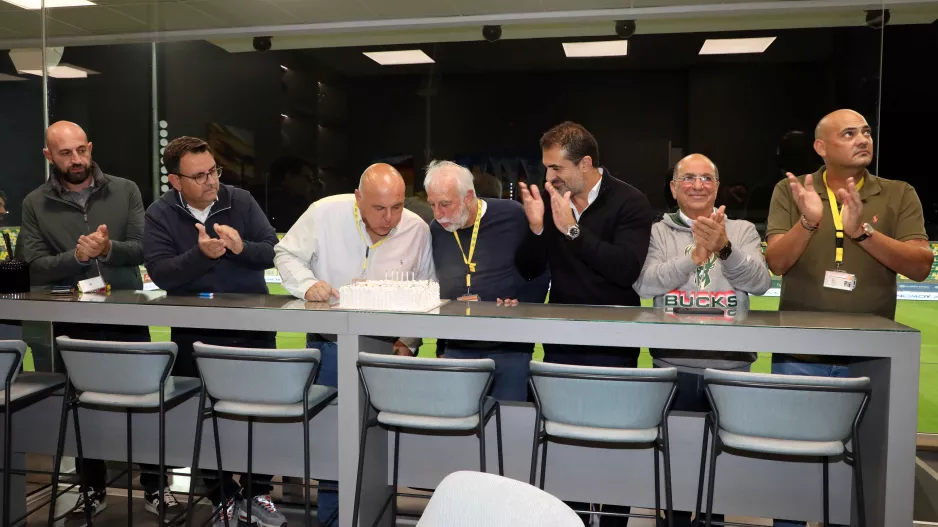 Έσβησαν κεράκια στο ημίχρονο για την ΑΡΕΝΑ (φώτος)