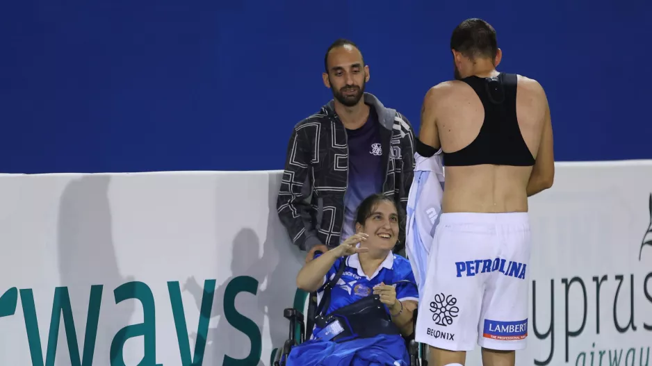 Η φίλαθλος του Απόλλωνα πήρε την φανέλα του Χάμπου και πανηγύρισε μαζί με τους ποδοσφαιριστές! (φώτος)