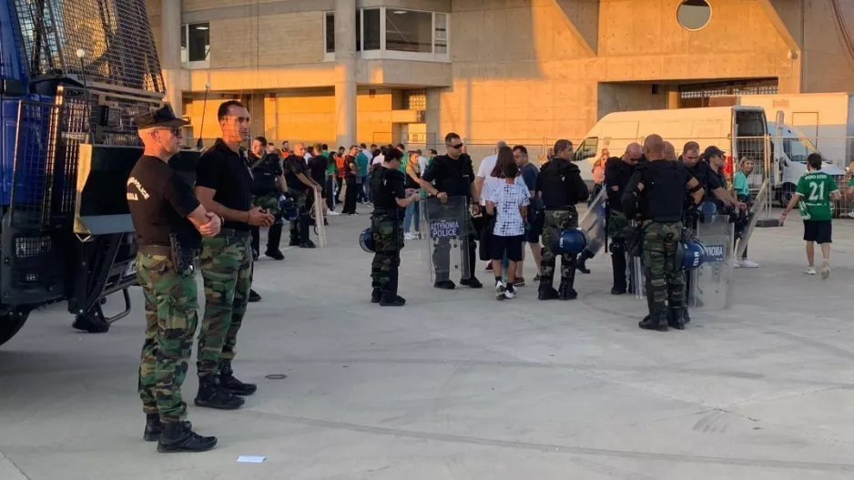 Διακριτική παρουσία (Φώτος)