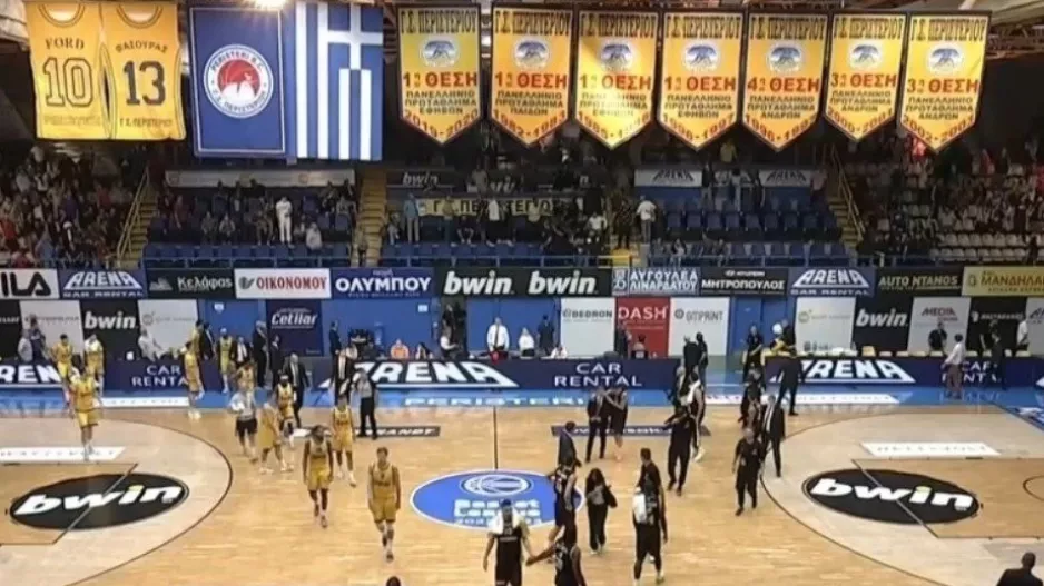Περιστέρι - ΑΕΚ: Ξύλο στις εξέδρες από κουκουλοφόρους και εκκένωση του γηπέδου