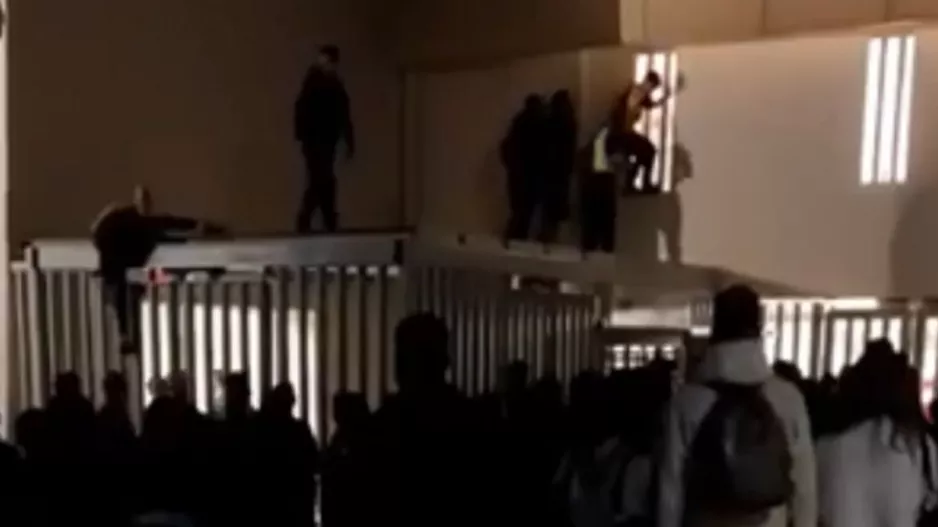 Το νέο VIDEO της ΑΕΚ με οπαδούς να παραβιάζουν τις εισόδους της OPAP Arena