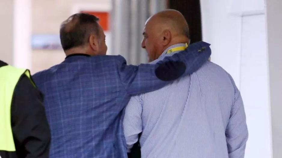 Αγκαλιές και χαμόγελα Πετρίδης-Καραπατάκης πριν το ντέρμπι