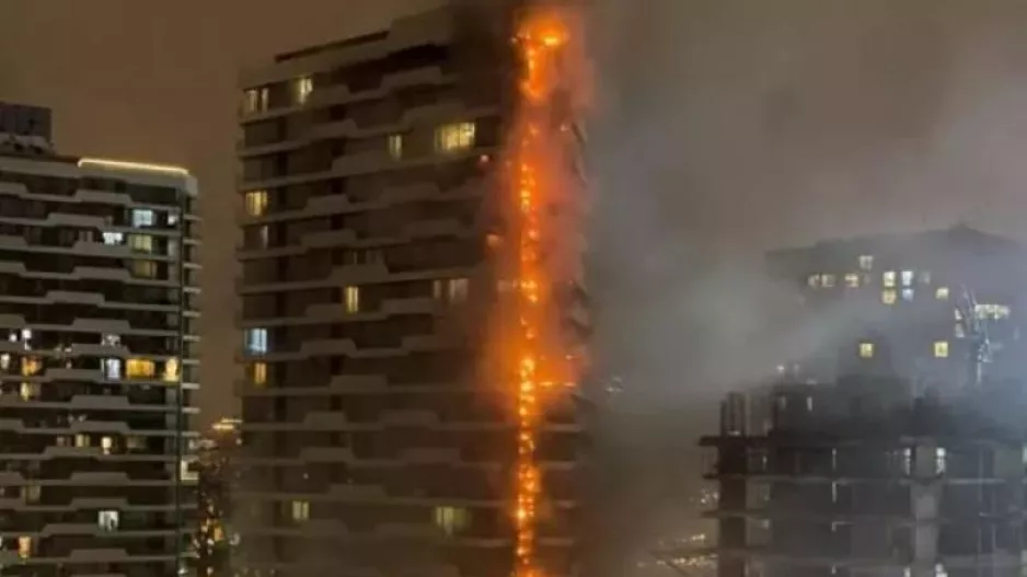 Στις φλόγες ουρανοξύστης στην Κωνσταντινούπολη