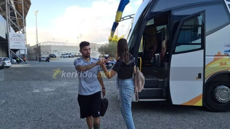 AEΛ: Παρών στην άφιξη και η Αλιόνα (φώτος & βίντεο)