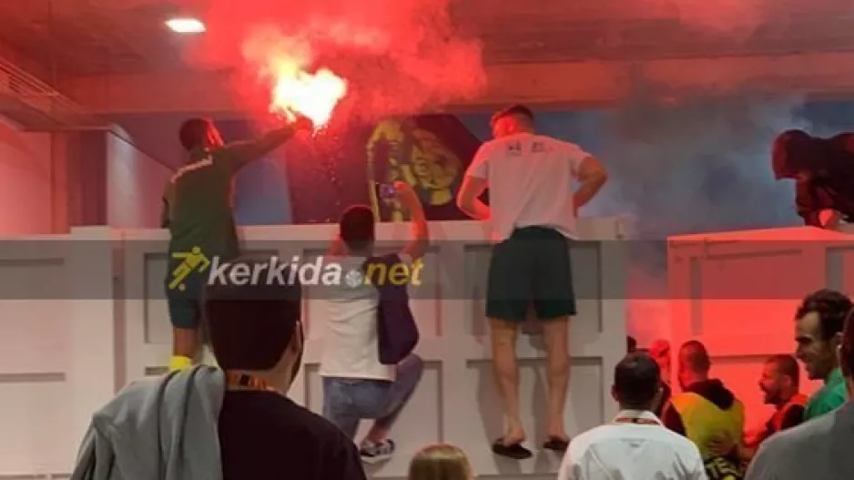 Στα κάγκελα με πυρσό οι παίκτες της ΑΕΚ! (φώτος/βίντεο)