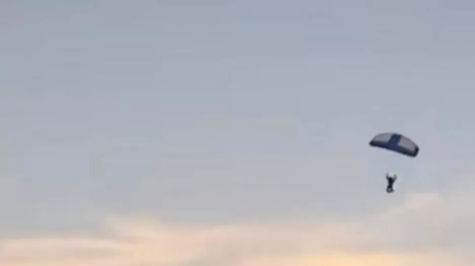 Κάμερα καταγράφει τη στιγμή που αλεξιπτωτιστής πέφτει και σκοτώνεται σε αγώνα φούτμπολ (βιντεο)