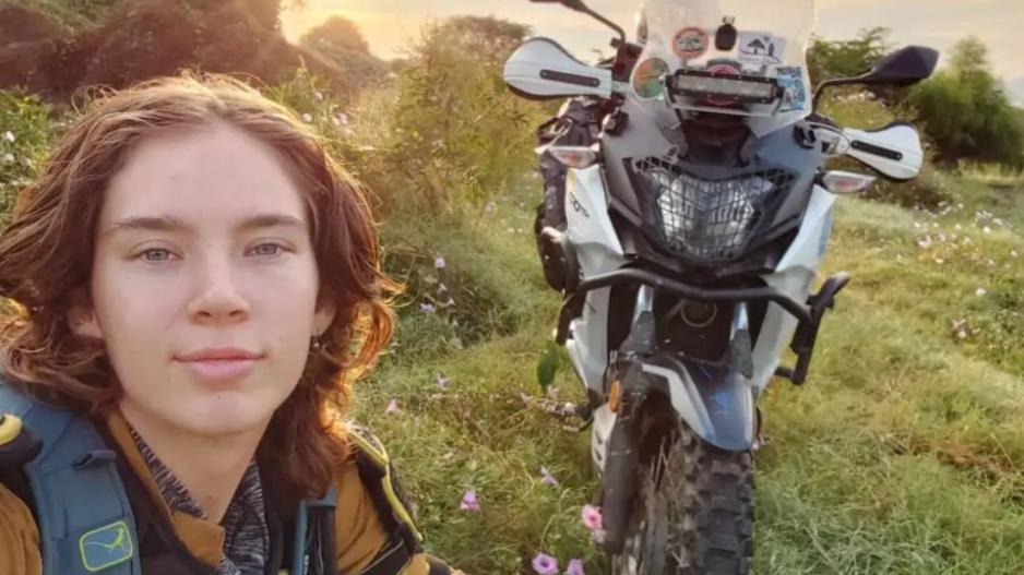 Θέλει να γίνει η νεότερη γυναίκα που θα διασχίσει τον κόσμο με μοτοσικλέτα