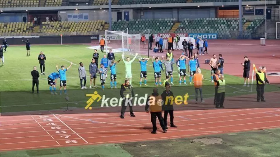 (ΒΙΝΤΕΟΣ Κerkida) Ψηλά τα χέρια και συνθήματα μαζί με τον κόσμο οι παίκτες!