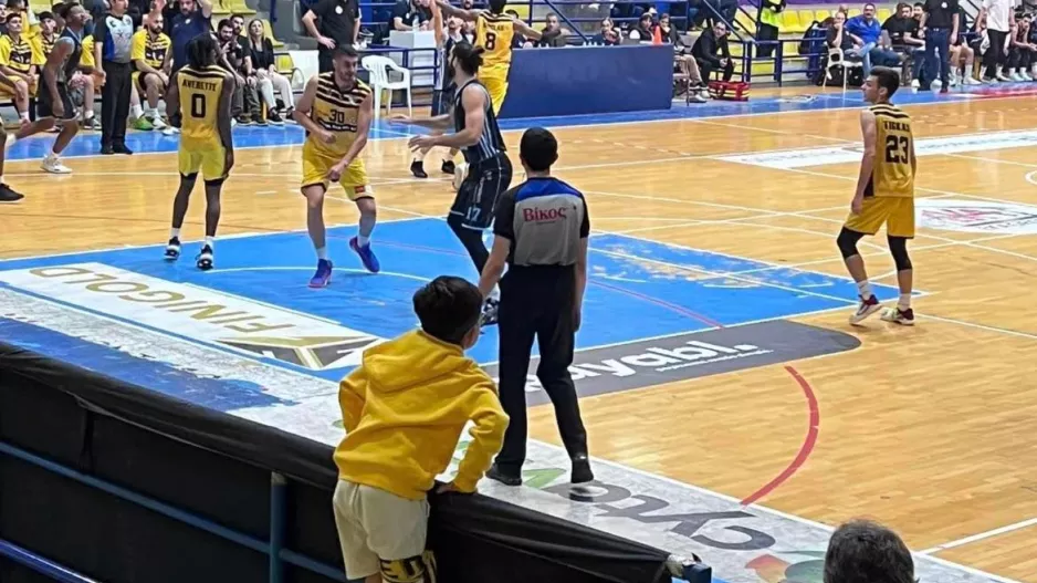 Στο...κάγκελο ο Κωνσταντίνος!