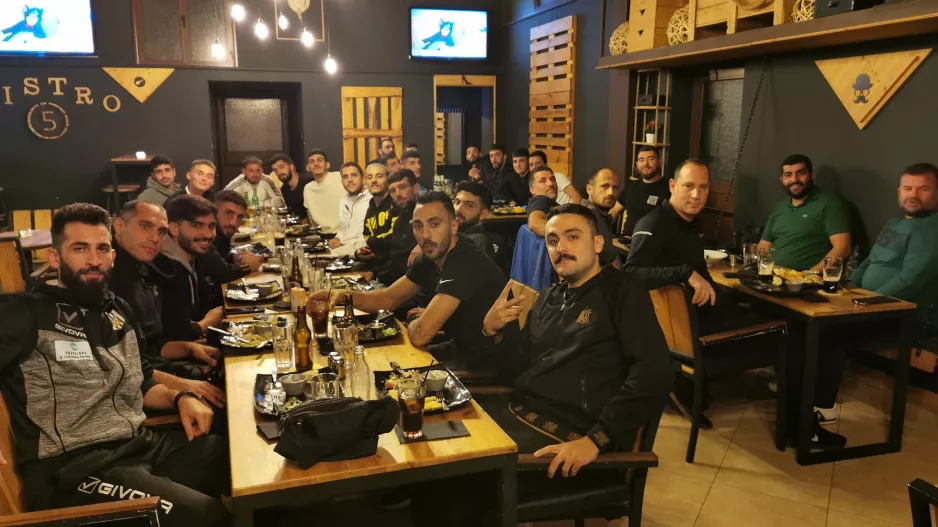 Έξω για φαγητό η ομάδα