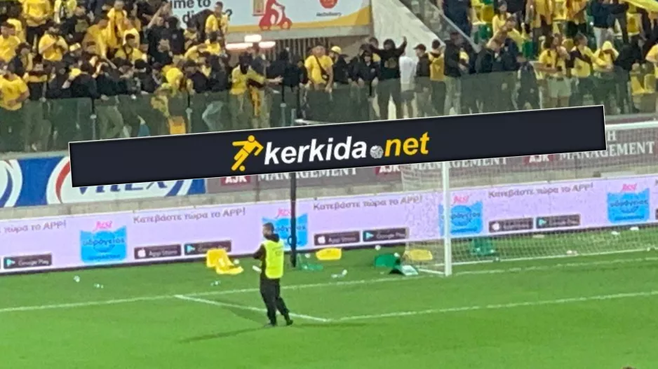 Άσχημες εικόνες στην ΑΡΕΝΑ/Καρέκλες στον αγωνιστικό χώρο...  