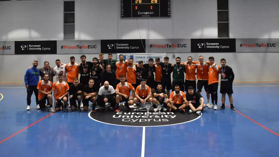 Αγκαλιασμένοι πρωταθλητές και δευτεραθλητές!