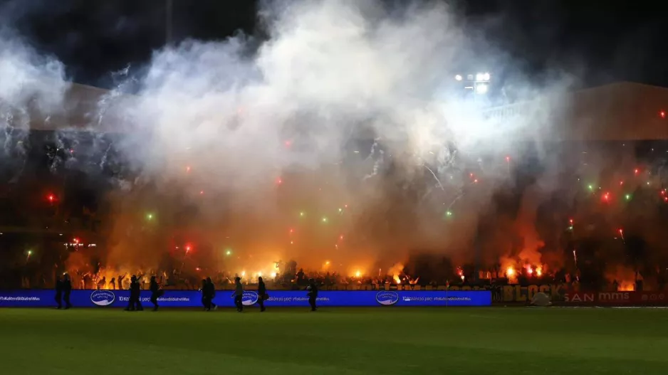 ΘΥΡΑ 3: "Ευτυχώς που υπάρχει ο κόσμος"