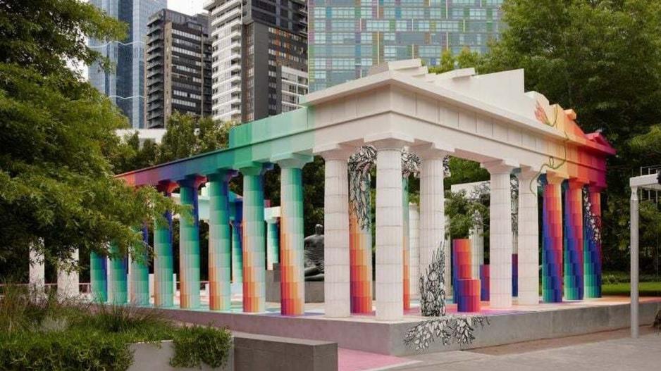 Φόρος τιμής στον Παρθενώνα το πολύχρωμο «Temple of Boom» στη Μελβούρνη