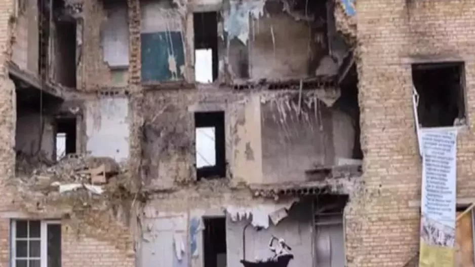 Συγκλονιστικός Banksy ζωγράφισε διαλυμένους τοίχους στην κατεστραμμένη Ουκρανία