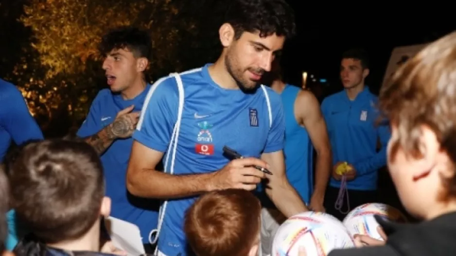 Μικροί και μεγάλοι φίλοι της στο ξενοδοχείο για φωτογραφίες και αυτόγραφα