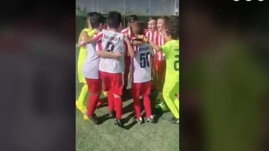 Οι μικροί της Σαλαμίνας το γιόρτασαν με.. "Ντίρλι ντίρλι ντι, Νέα ΟΛΕ!" (βίντεο)