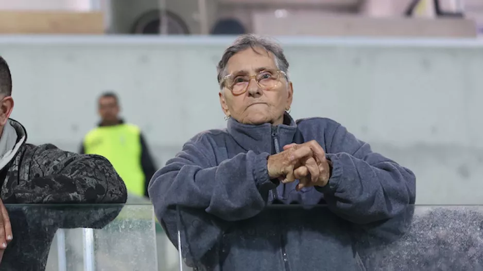 Η κυρία Μαρία στο πλευρό της Εθνικής!