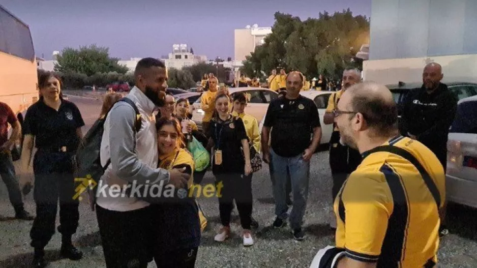 ΦΩΤΟΣ / Αγκαλιά με Σάντος η μικρή Ερμίνα 