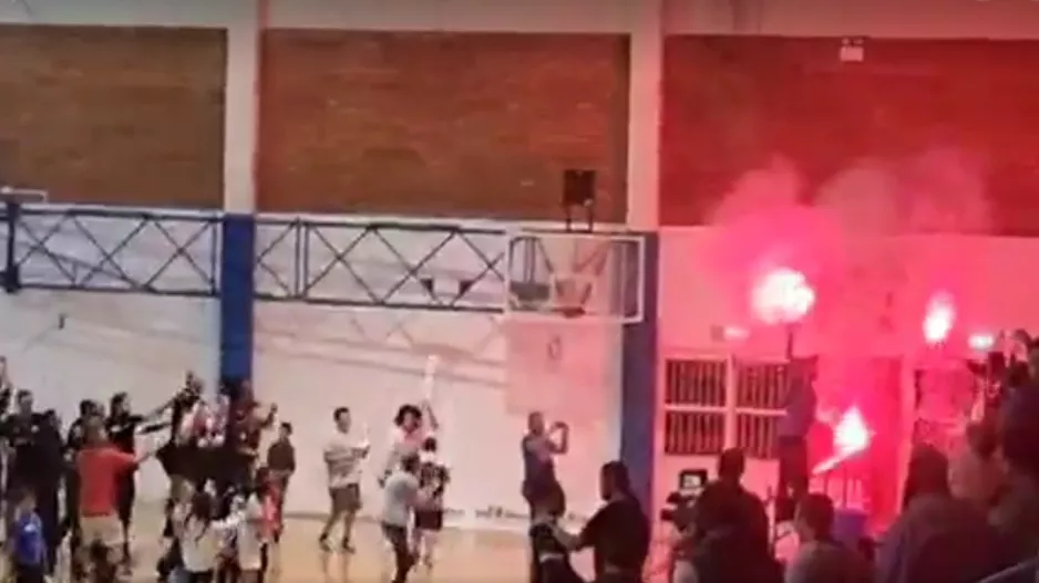 (ΒΙΝΤΕΟΣ Kerkida) ANO- "Πάρτι" με τον κόσμο, τραγούδησαν όλοι μαζί το ''Χώμα που περπάτησα''