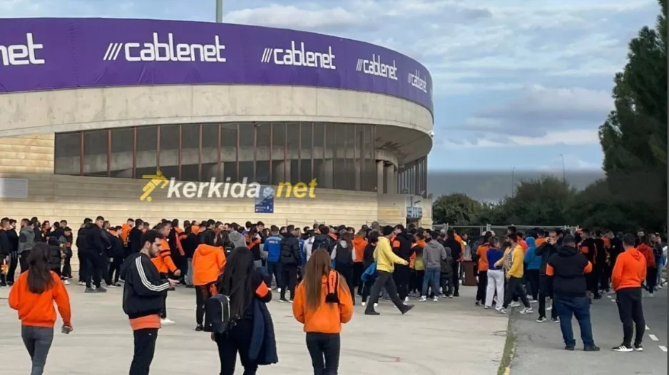 ΦΩΤΟΣ / Μαζεύονται οι ΑΠΟΕΛίστες έξω από τη Νότια