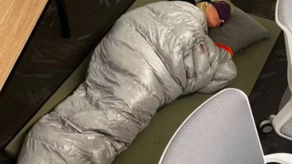 Διευθύντρια του Twitter κοιμάται με sleeping bag στο πάτωμα