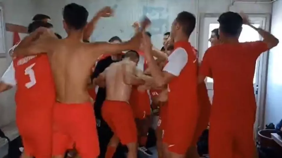 "Χαμός" στα αποδυτήρια μετά τη νίκη στο ντέρμπι! (βίντεο)