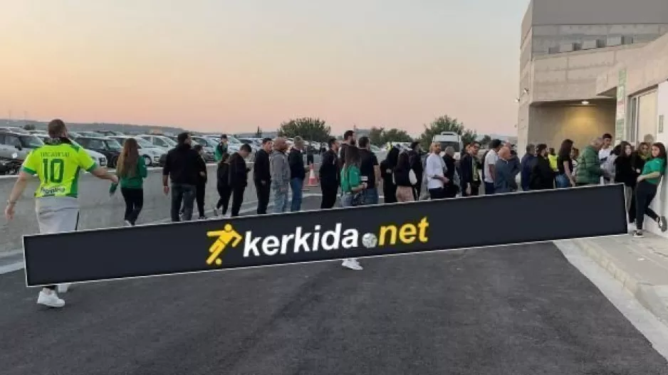 Λίγο πριν την σέντρα... Ουρά για εισιτήριο 
