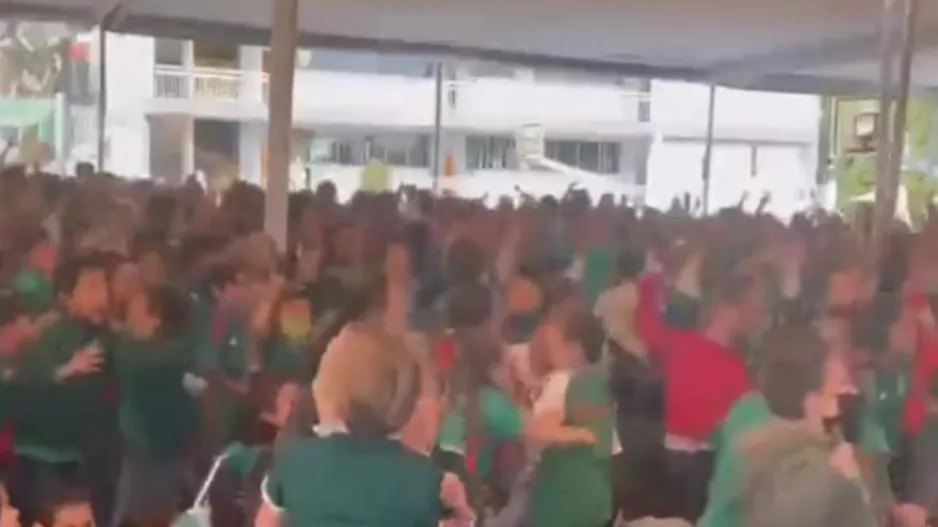 Φοβερό βίντεο με εκατοντάδες μαθητές να πανηγυρίζουν