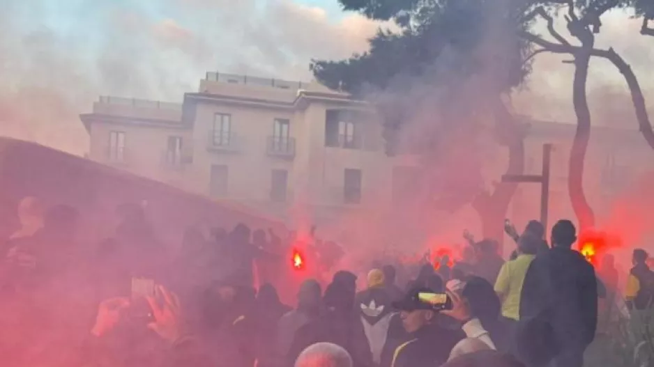 Αποθεώθηκε η αποστολή της ΑΕΚ κατά την αναχώρηση της από το ξενοδοχείο (βίντεο)