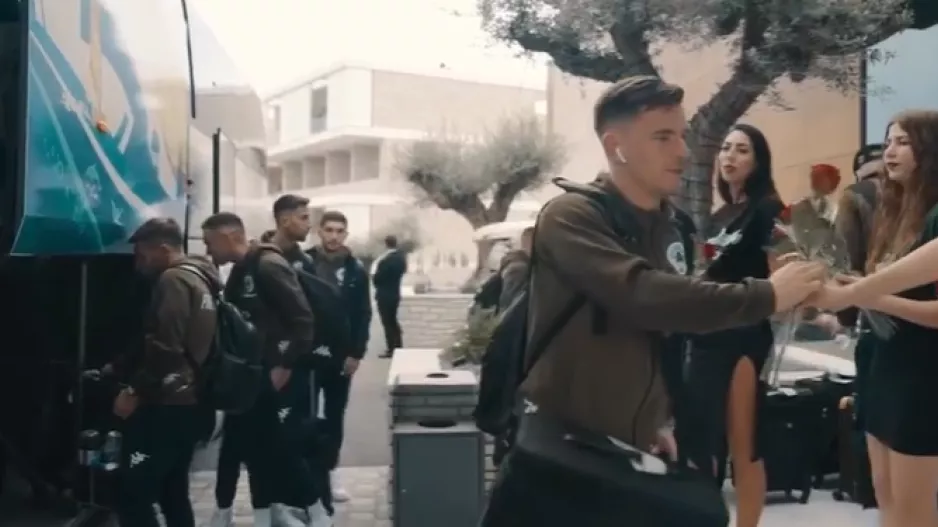 O Παναθηναϊκός στην Κύπρο/ΒΙΝΤΕΟ - Υποδοχή με λουλούδια 