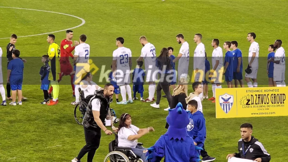 Στο πόδι ολόκληρο το γήπεδο για τα παιδιά με τροχοκάθισμα (βίντεο)