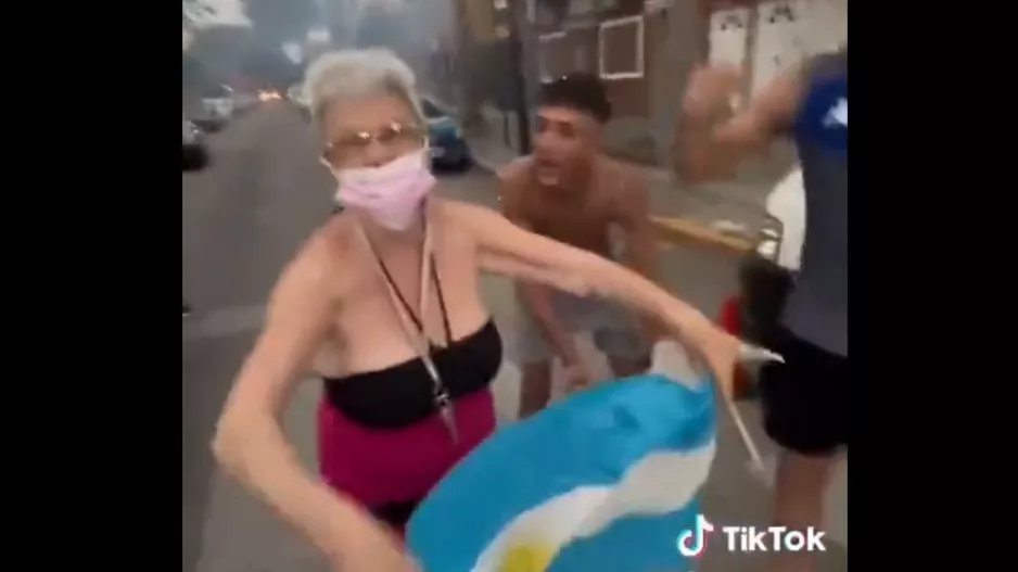 Ηλικιωμένη βγήκε στους δρόμους και πανηγύρισε σαν παιδί (βίντεο)