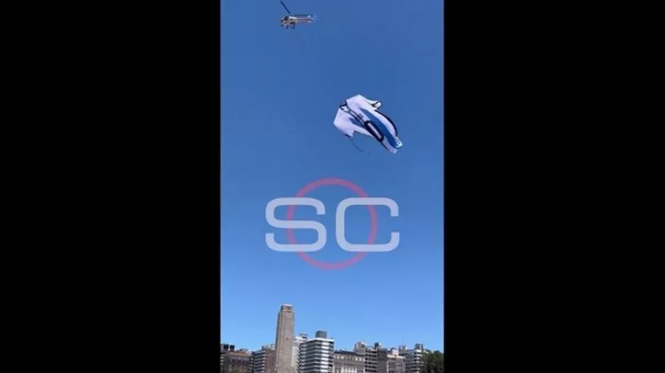 Η φανέλα του Μέσι… με το ελικόπτερο πάνω από το Ροζάριο (βίντεο)