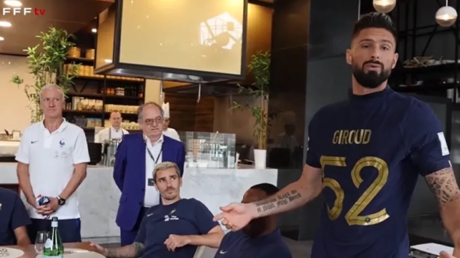 Δώρο φανέλα με το Νο52 στον «ιστορικό» Ζιρού (βίντεο)