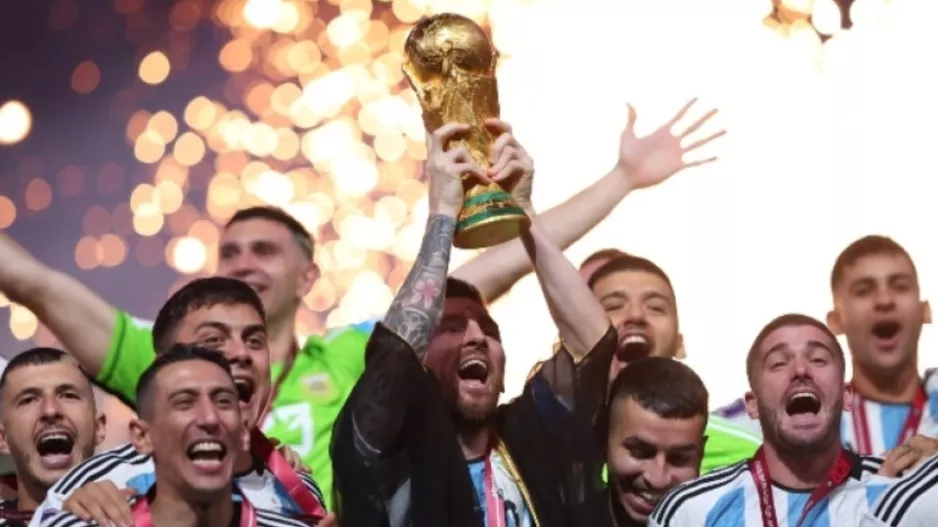 Υπόκλιση ΛεΜπρόν σε Μέσι: "GOAT" 