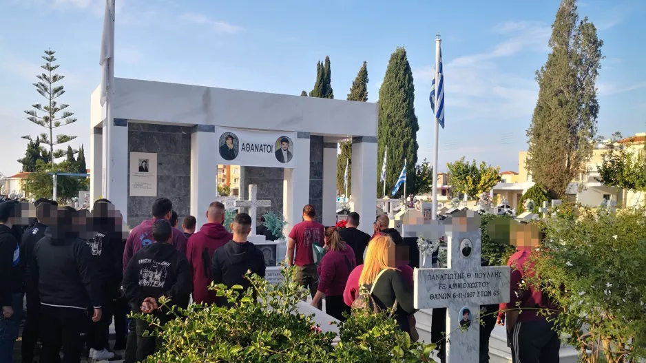 Θύρα 1 και Θύρα 26 "ενώθηκαν" και κατέθεσαν μαζί στεφάνια
